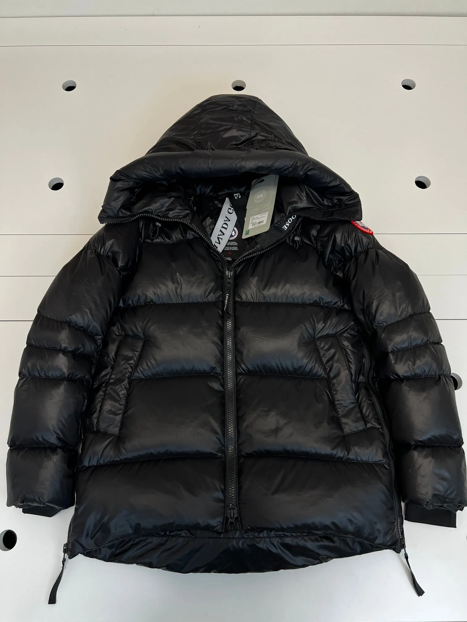 P980 has a cold protection effect of up to level 4. It is made of recycled Feather-Light tear-resistant fabric. It is ultra-light and has no weight-bearing feeling on the upper body! The unique black label highlights your temperament‼  Canada Goose, a Canadian brand, has always been recognized as the warmest down jacket. Various Instagram celebrities, Internet celebrities, and celebrities often wear it for street photos. I do Canada Goose every year, but I still can’t get rid of my love for geese. No matter how cold the winter is, there is no need to be afraid, because there are geese! Filled with 80% white duck down, Canada Goose is the legendary warmest down jacket and is known as a must-have for Arctic outdoor sports! The most popular down jacket in the world, celebrities are rushing to buy it, it is a must-have!